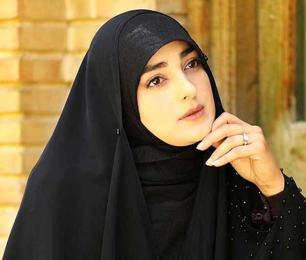 اشک‌های خانم مجری تلویزیون در حرم امام رضا